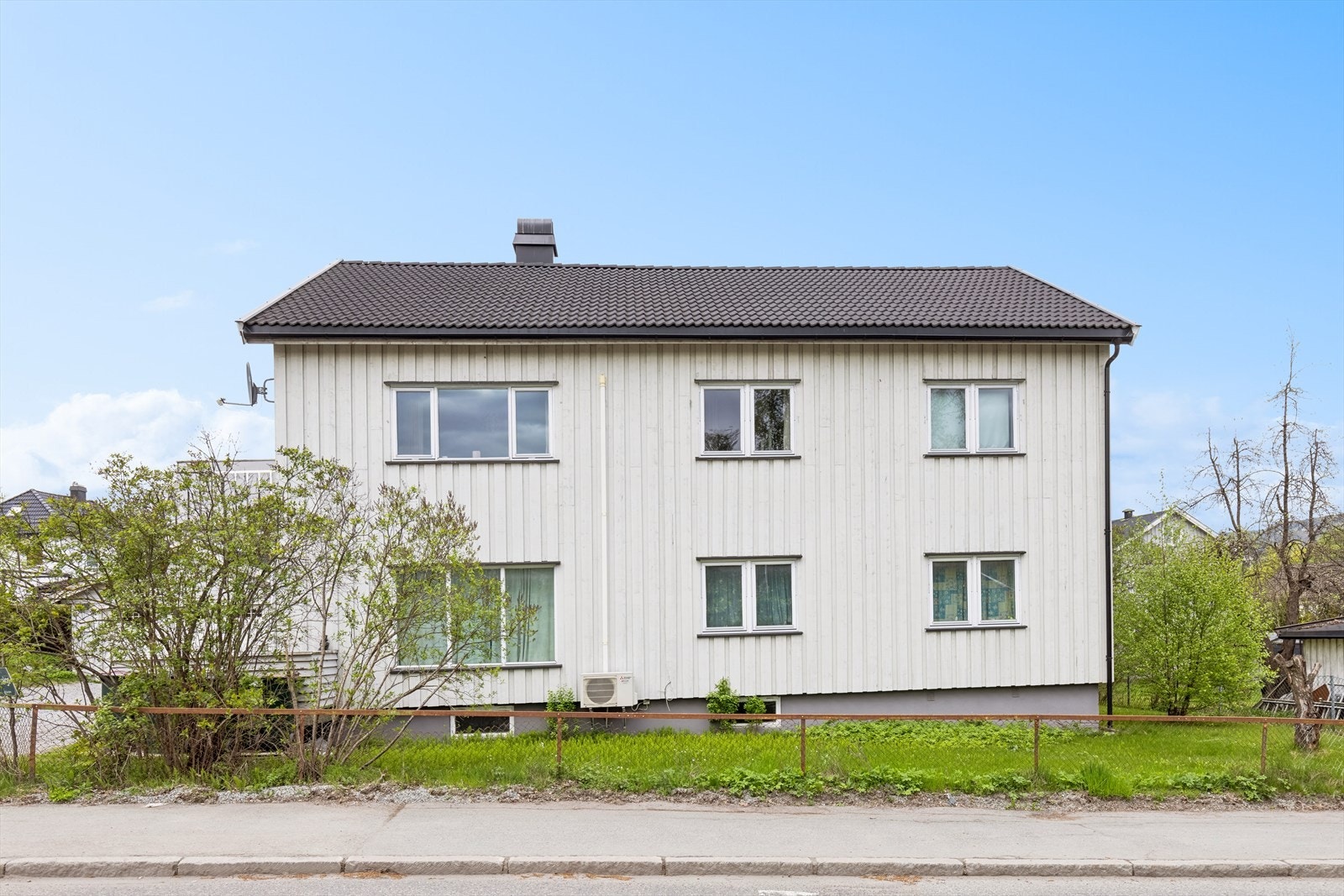 Eiendommen ligger i svært sentrale omgivelser med gangavstand til Strømsø Torg med gode shoppingmuligheter. Det er enkelt å komme seg ut i marka fra eiendommen med Strømsåsen like ved. Galleribilde