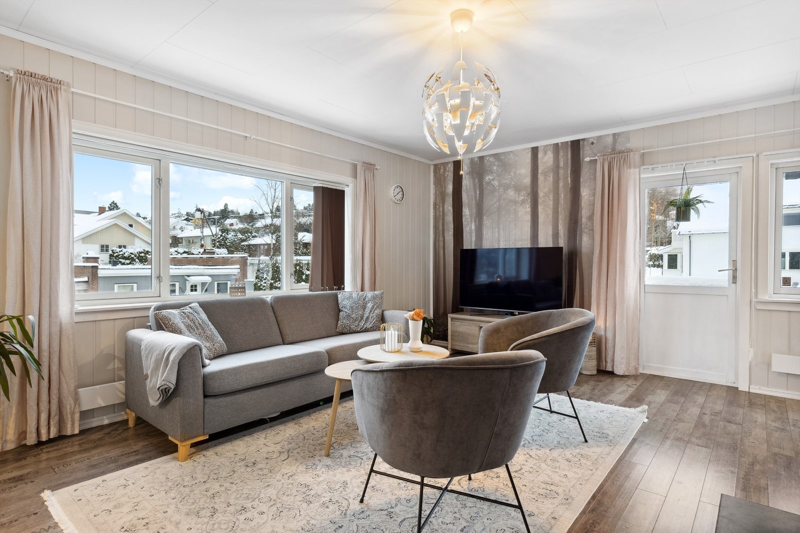 Vinduene mot øst og vest er lydisolerte og satt inn i 2006. Takvinduer er fra 2013 Galleribilde