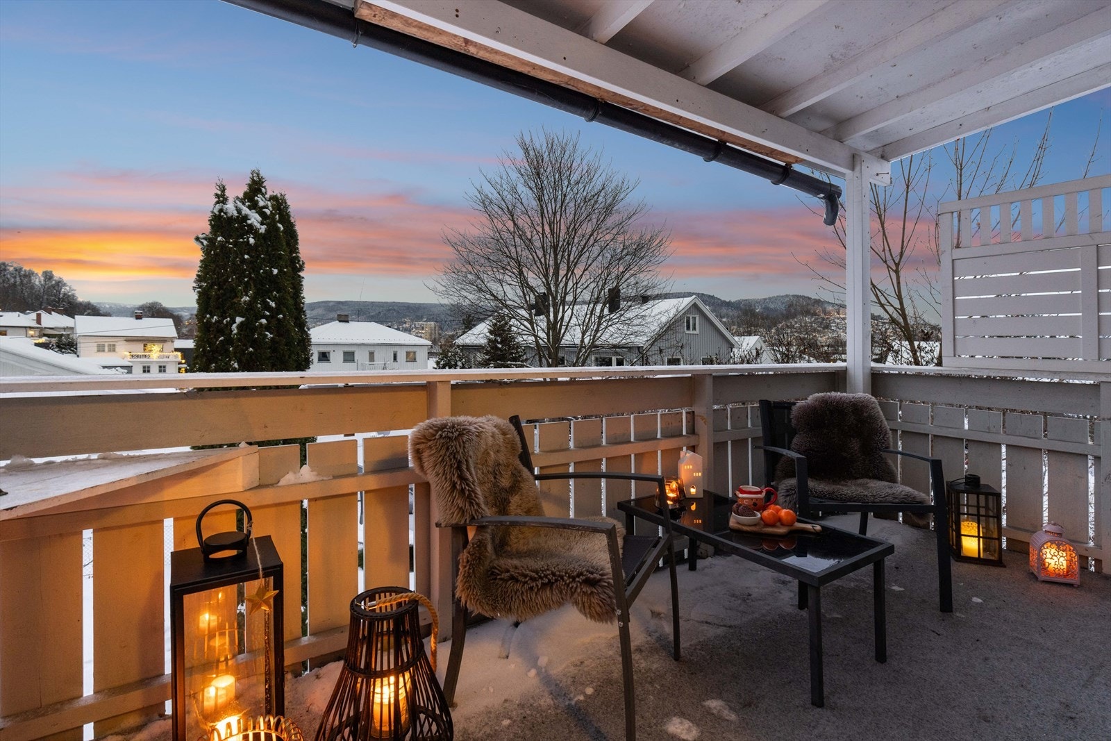 Boligen har to private verandaer i nord og vest med svært gode solforhold, spesielt på ettermiddag og kveld. I tillegg er huset omkranset av en stor hage som er felles for leilighetene i 1. og 2. etasje. Galleribilde