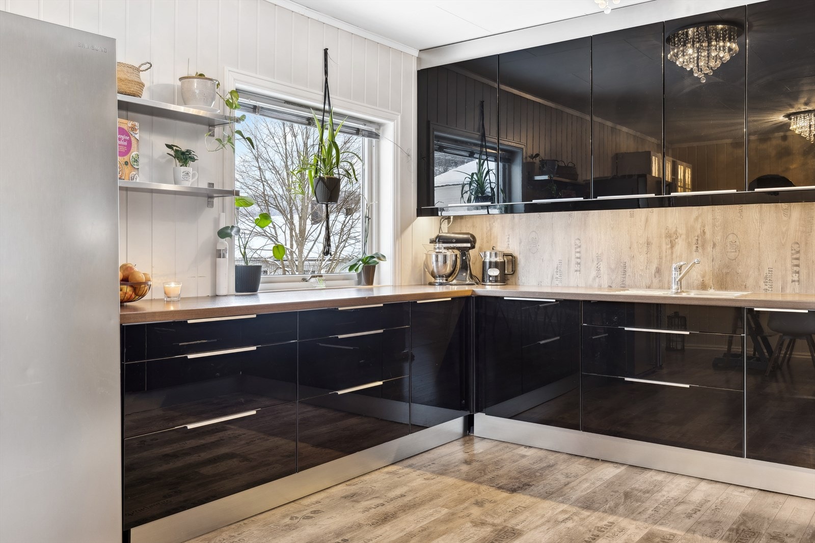 Formen på kjøkkenet er ypperlig for matlaging med lange kjøkkenbenker og mye skapplass Galleribilde