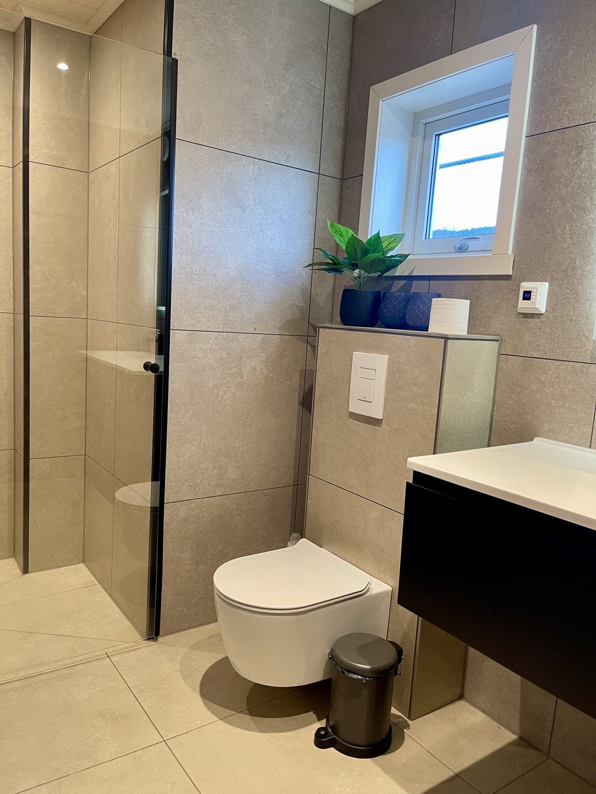 Badet har vegghengt toalett Galleribilde