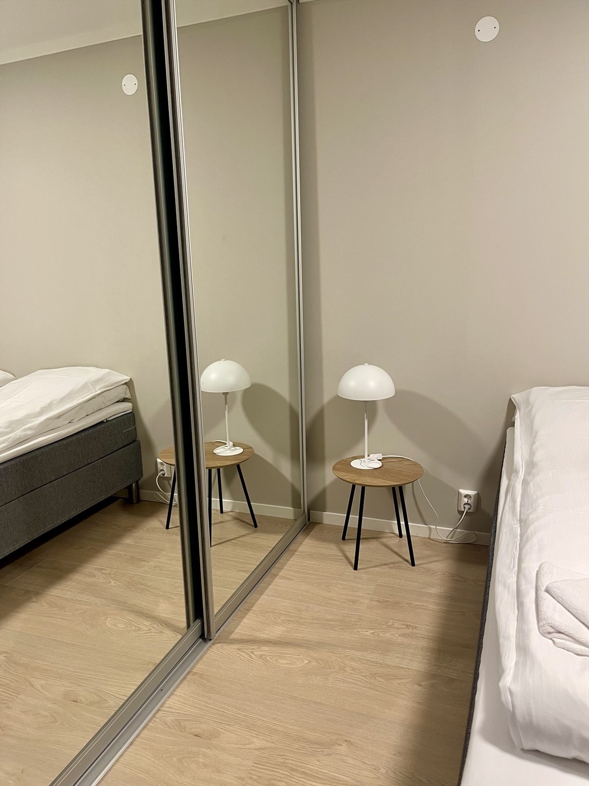 Skyvedørsgarderobe på soverom nr. 1 Galleribilde