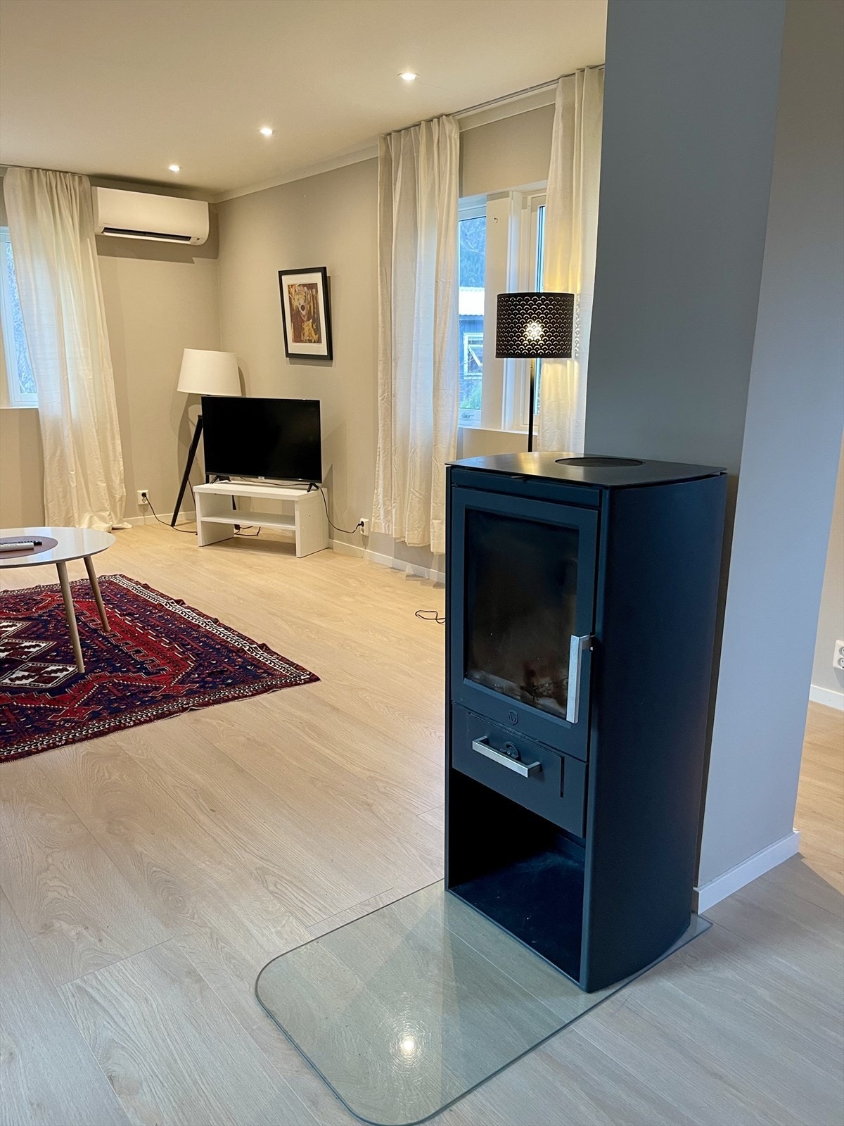 Vedovn plassert mellom stue og kjøkken Galleribilde