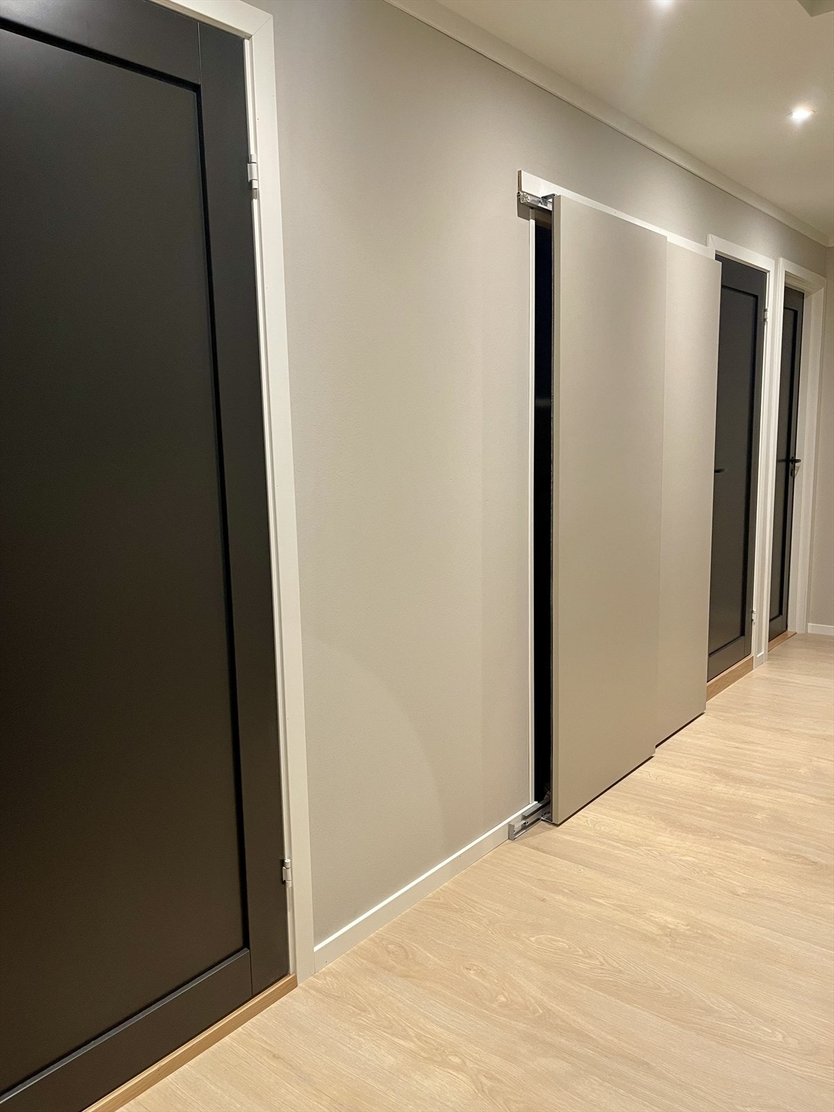 Gang med skyvedørsgarderobe. Her er adkomst til alle tre soverom, bad og kjellernedgang Galleribilde