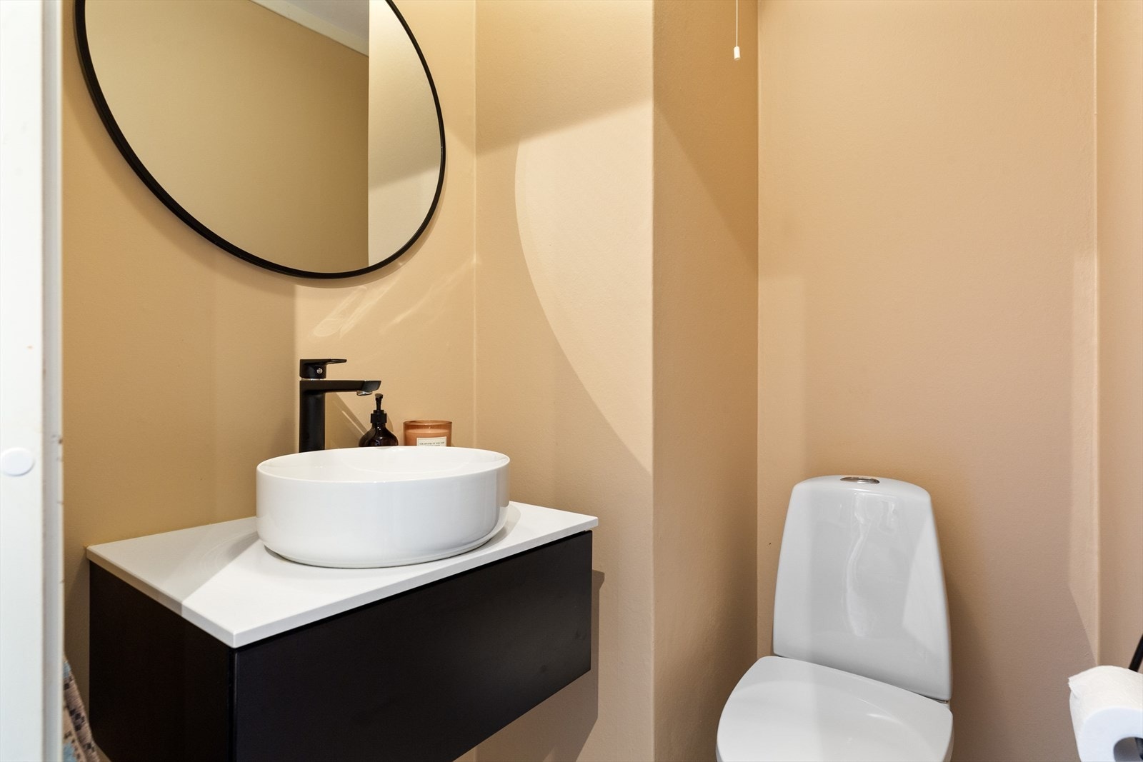 Selger opplyser at blandebatteri til toalettrom ble skiftet i 2021. Galleribilde