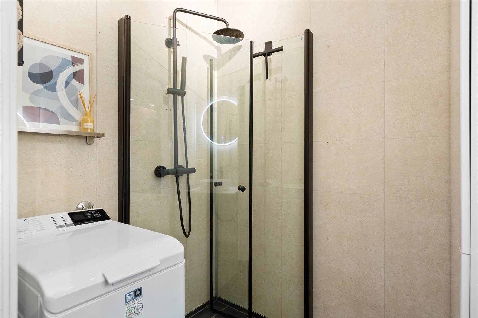 Her det varme i gulv og opplegg for vaskemaskin. Galleribilde