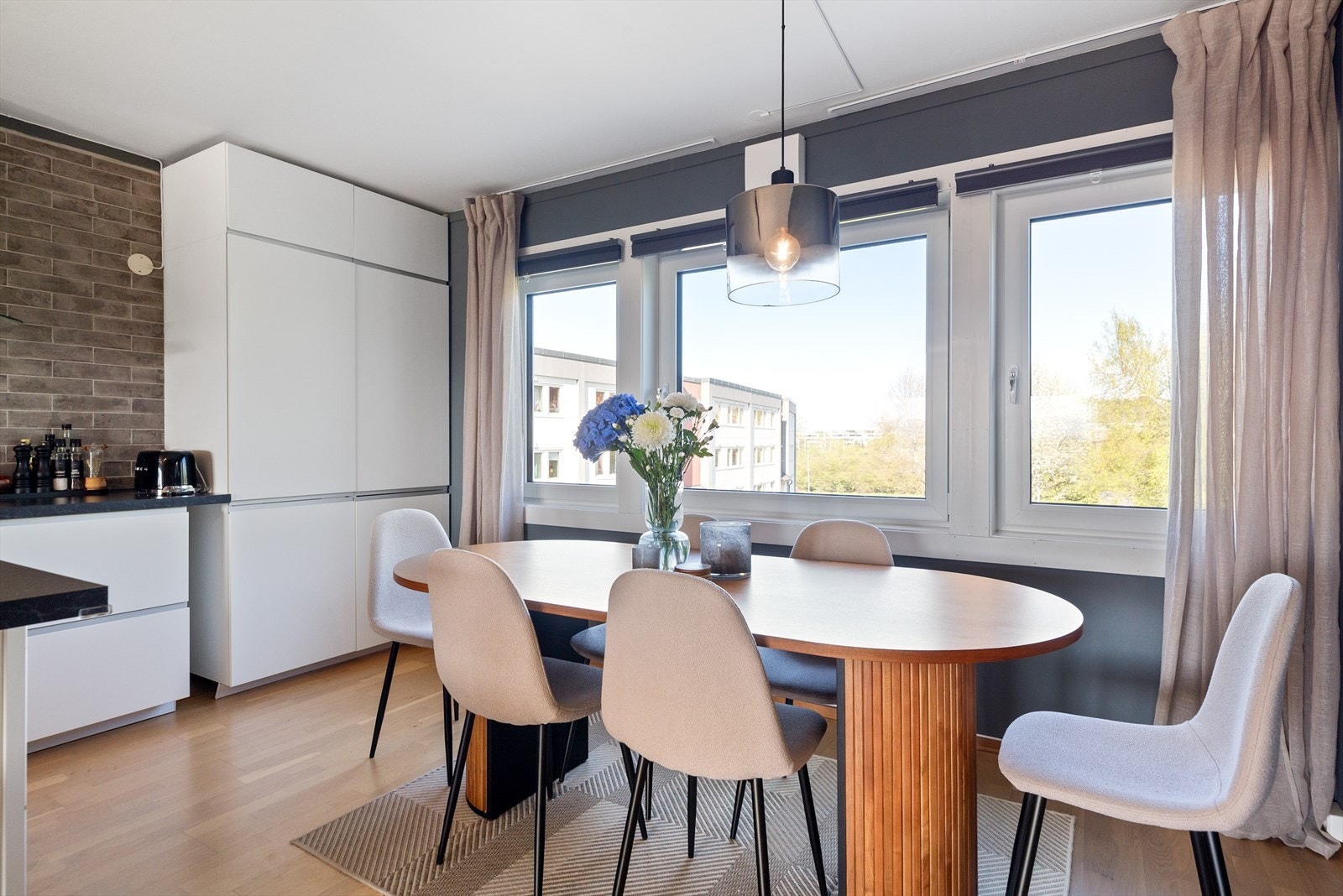 Store vindusflater sørger for naturlig lysinnslipp. Galleribilde