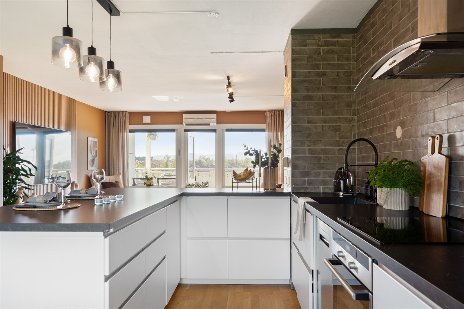 Godt med skap- og benkeplass på kjøkken. Galleribilde