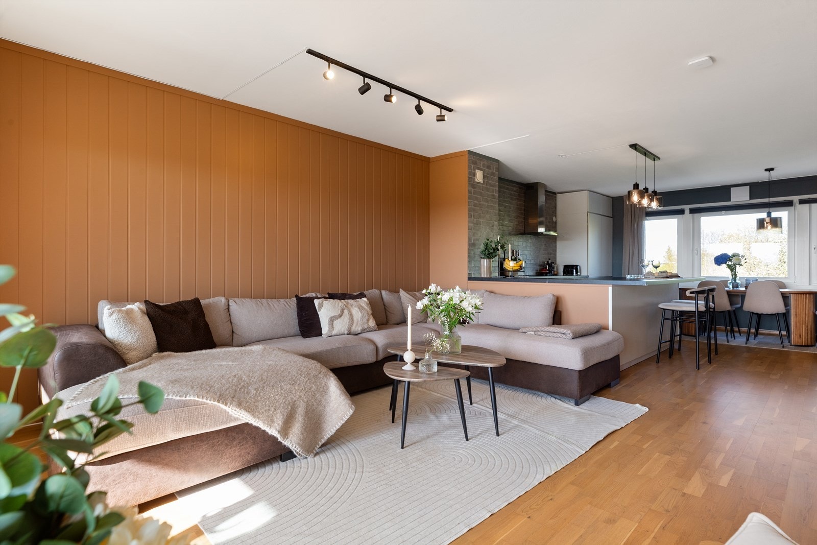 Stue og kjøkken i åpen løsning. Galleribilde