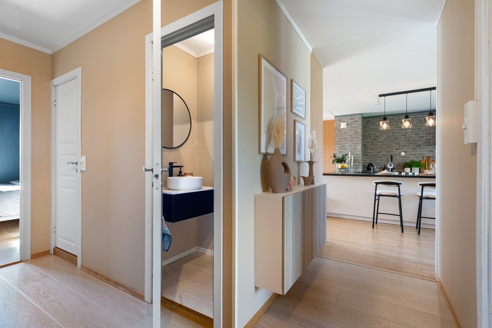 Det er både bad og toalettrom i leiligheten. Galleribilde