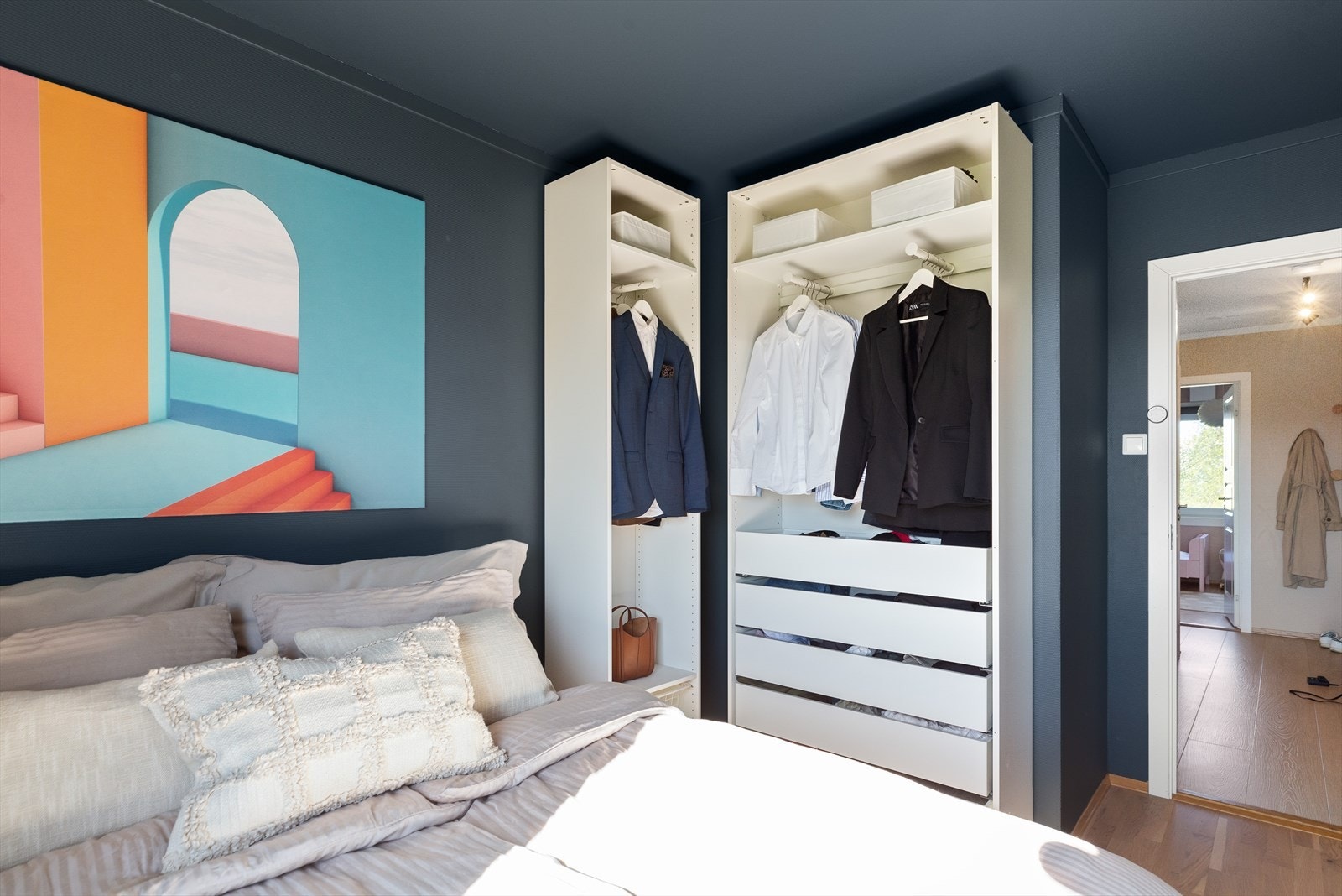 God plass til seng og garderobeløsning. Galleribilde