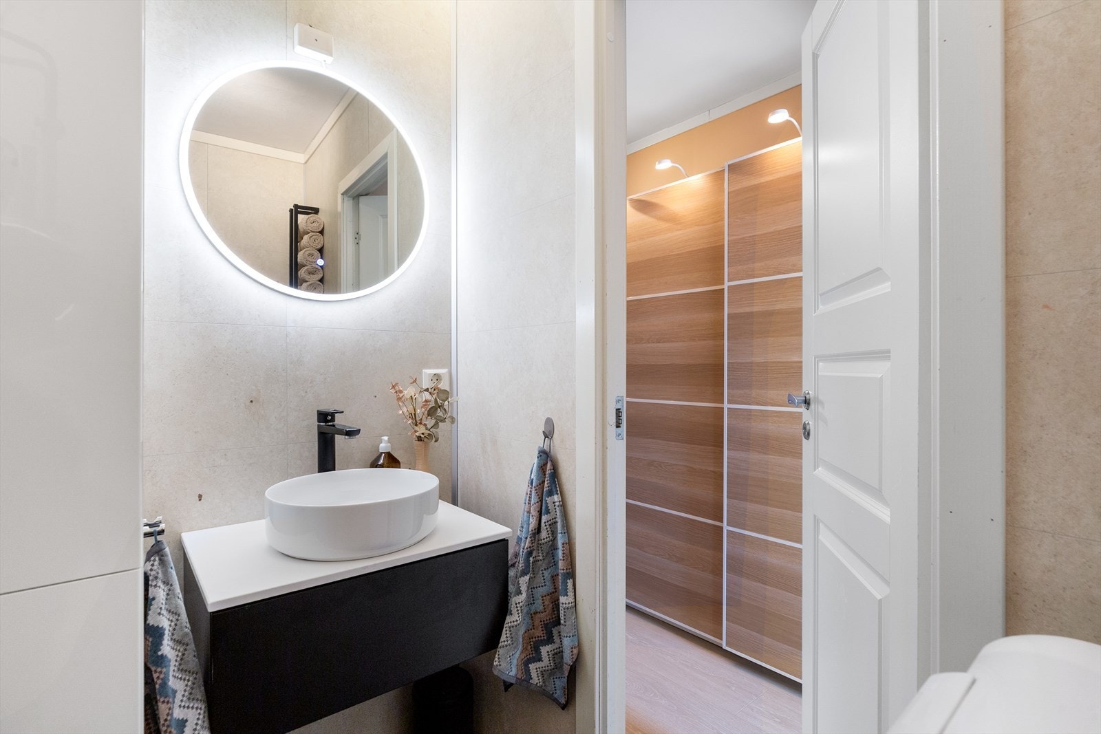 Tidligere prospekt opplyser at bad ble oppgradert i 2014. Selger opplyser at blandebatteri til bad ble skiftet i 2021. Galleribilde