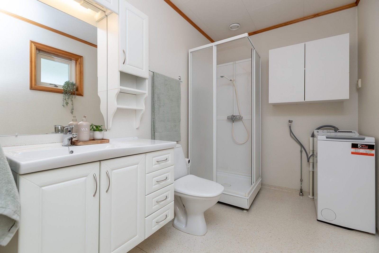 Funksjonelt, pent bad/WC med opplegg for vaskemaskin Galleribilde