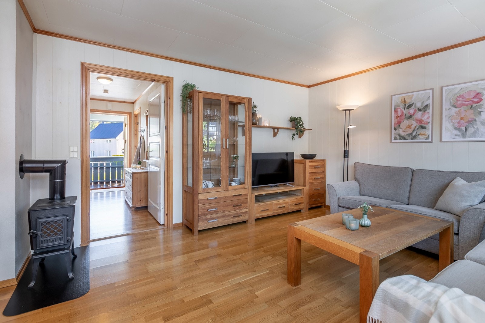 Lys og trivelig stue med vedovn. Galleribilde