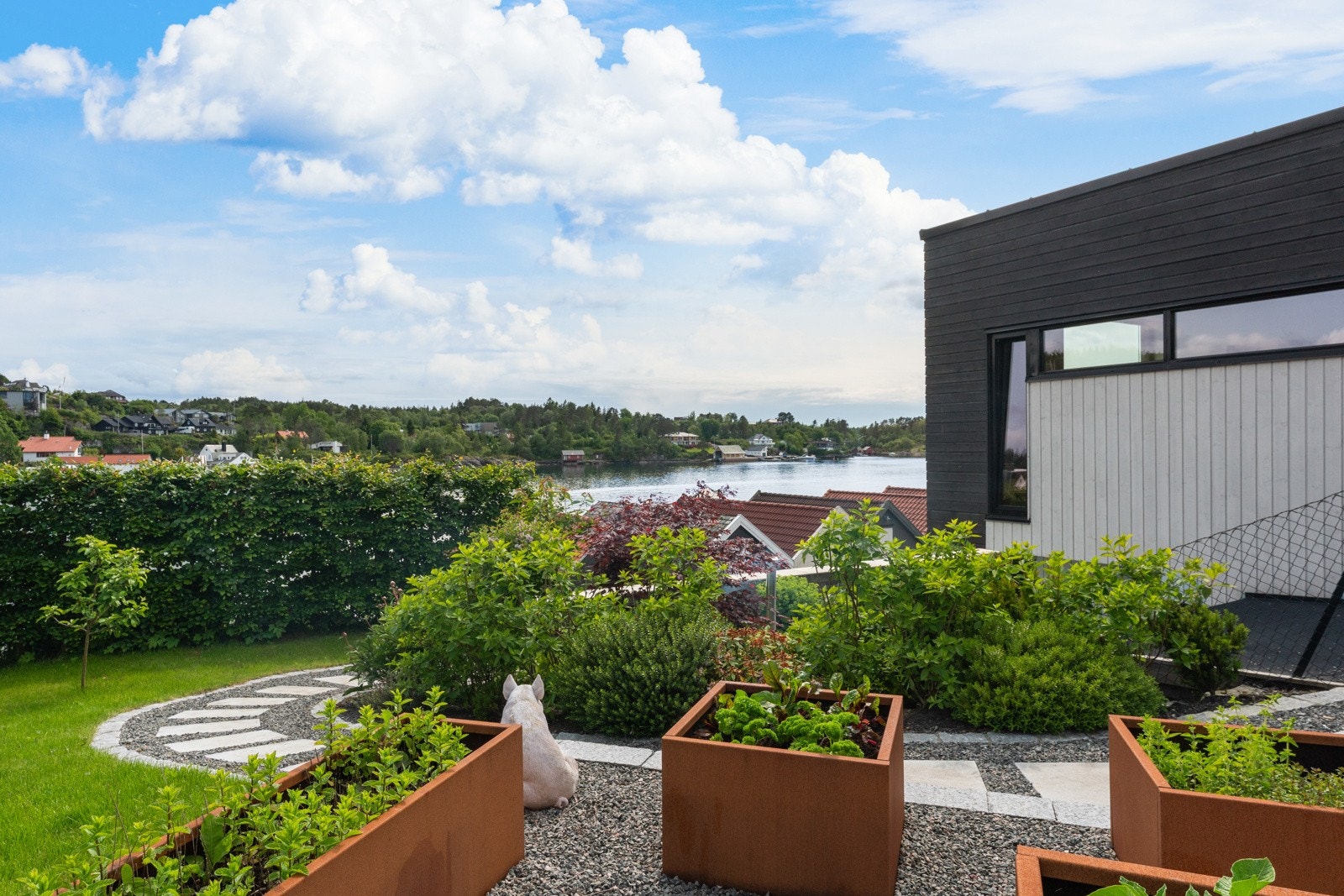 Beplantningen er er lettstelt og nøye utvalgt for minst mulig vedlikehold Galleribilde