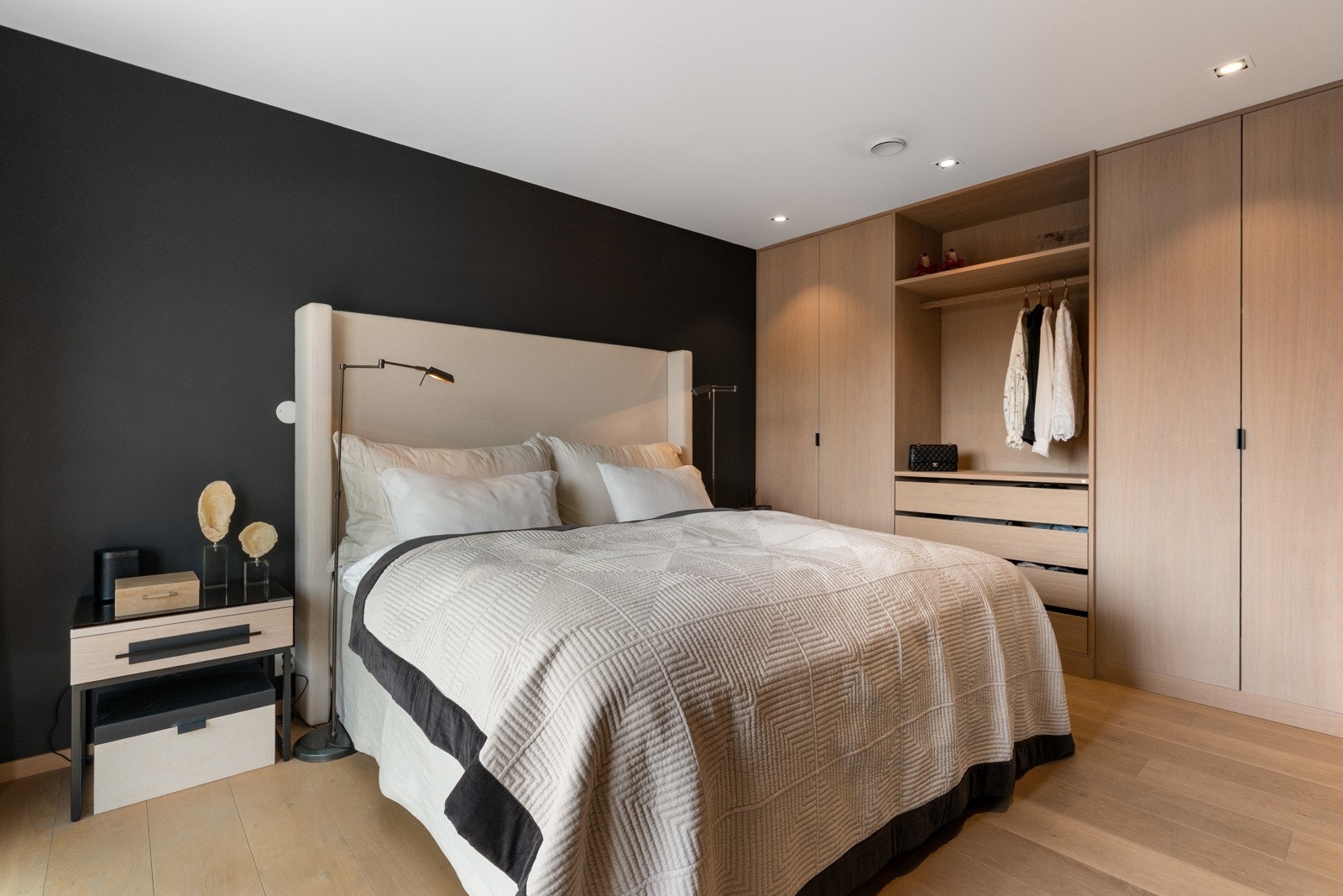 Hele den ene veggen er dekket med stor plassbygget garderobe i eik - Her er det god oppbevaringsplass Galleribilde