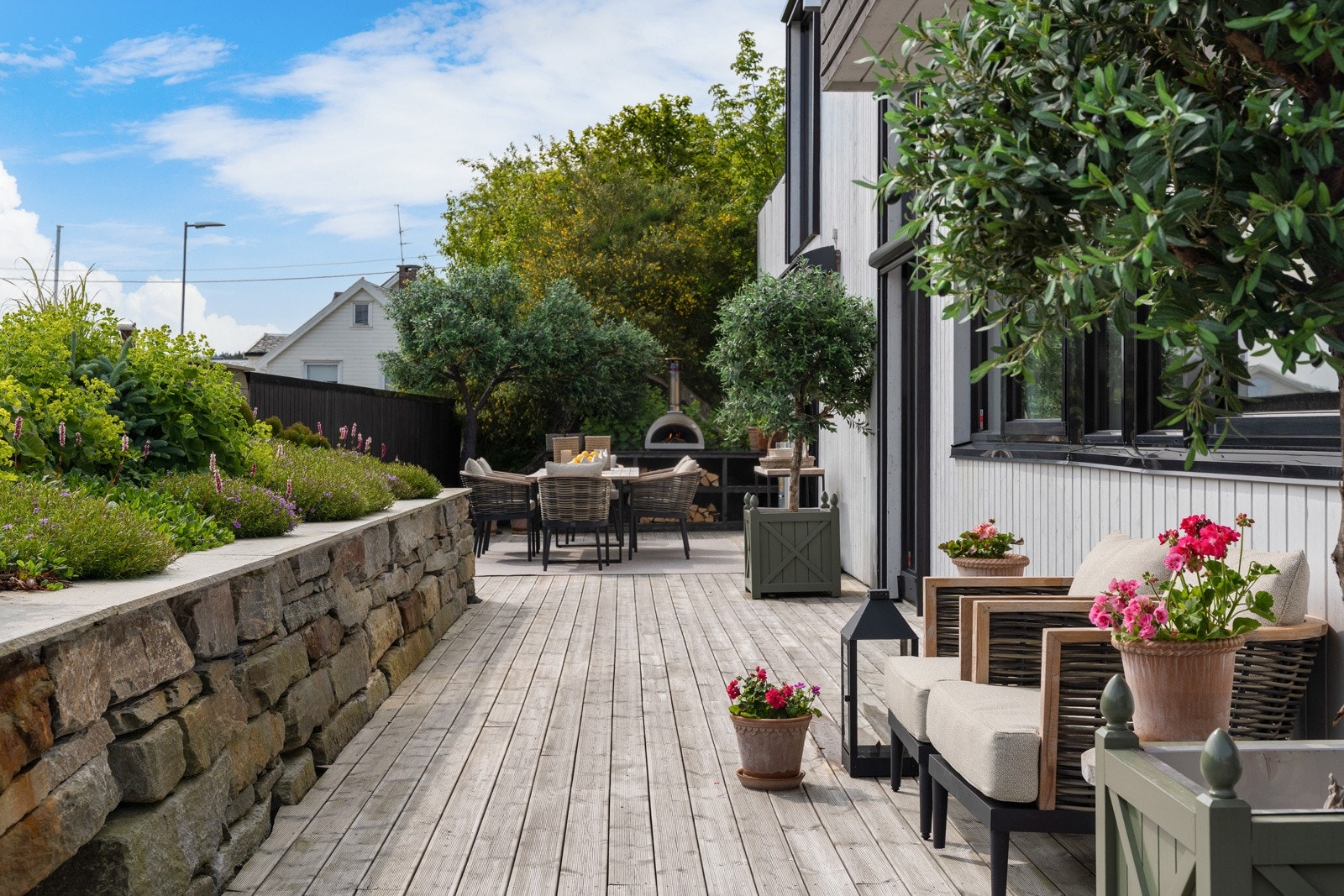 Nivåforskjeller er avgrenset med fine natursteinsmurer Galleribilde