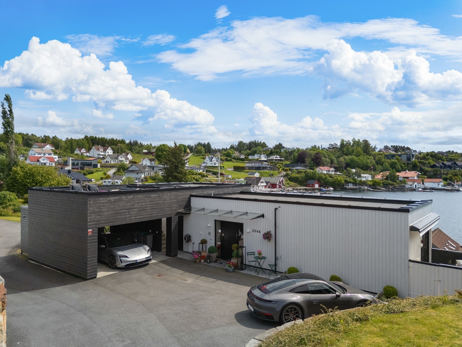 Nyere enebolig med nydelig tomt i fine omgivelser - Hva mer kan man ønske seg? Galleribilde