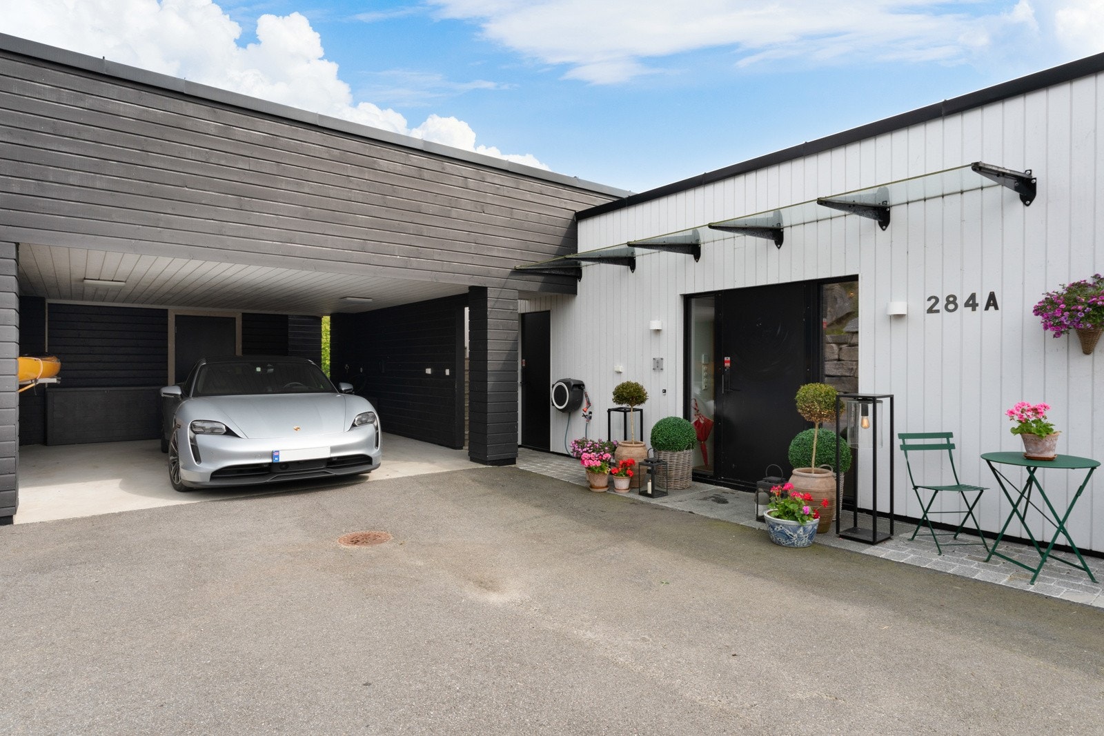 Stor carport med elbillader Galleribilde