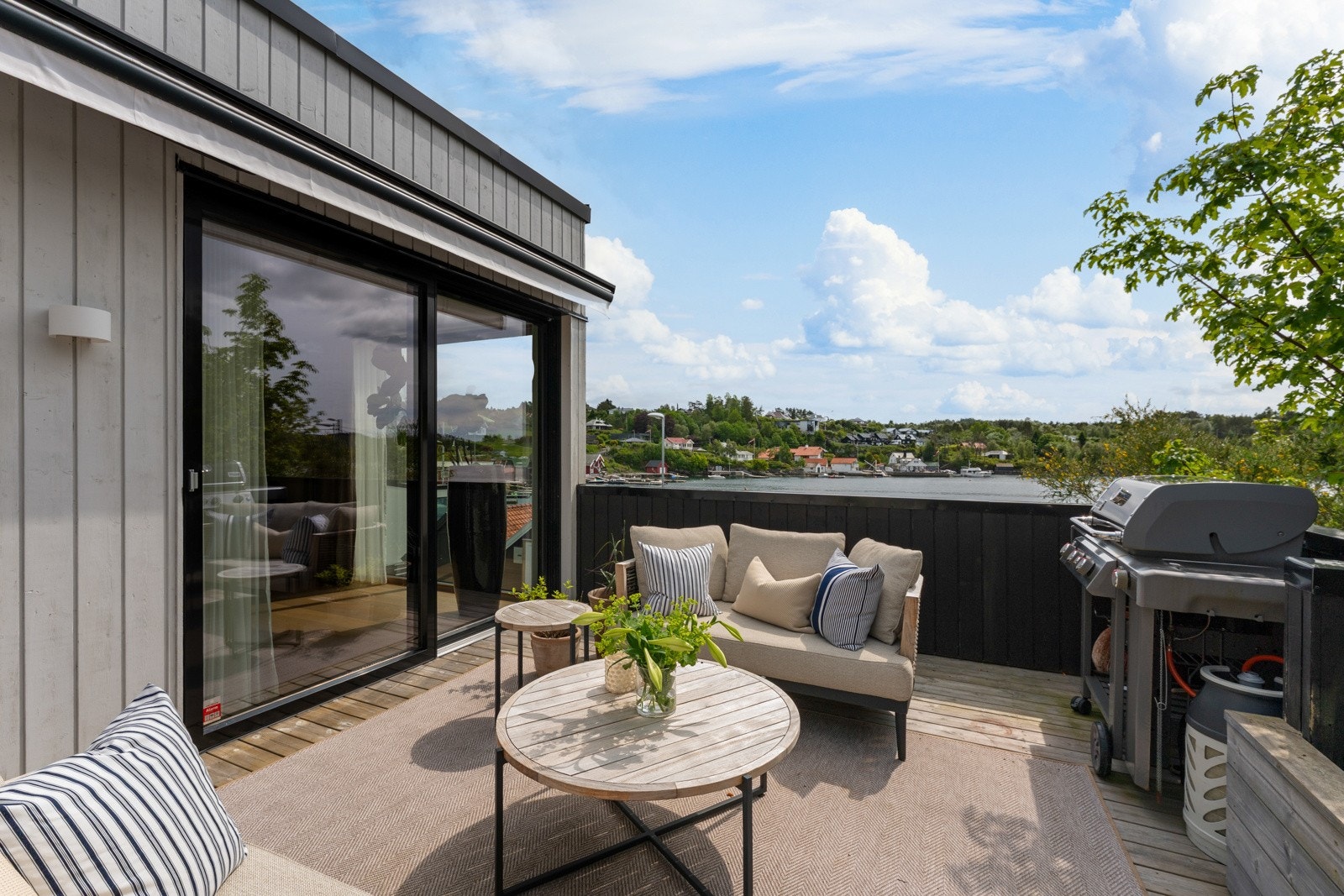 Boligen er påkostet med automatiske Zipscreens og markiser fra Norsol Galleribilde