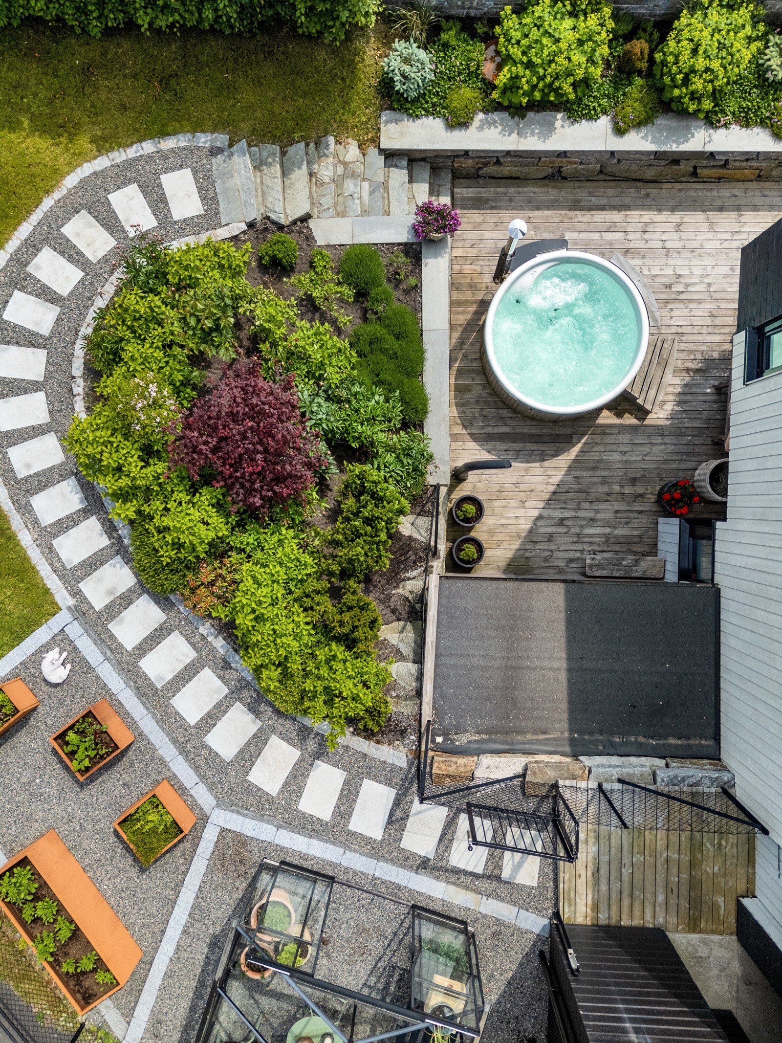 Nydelig grøntområde på østsiden av tomten Galleribilde