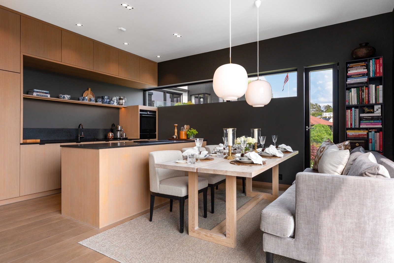 Rålekkert og eksklusivt plassbygget kjøkken med fronter i eik og granitt benkeplate Galleribilde