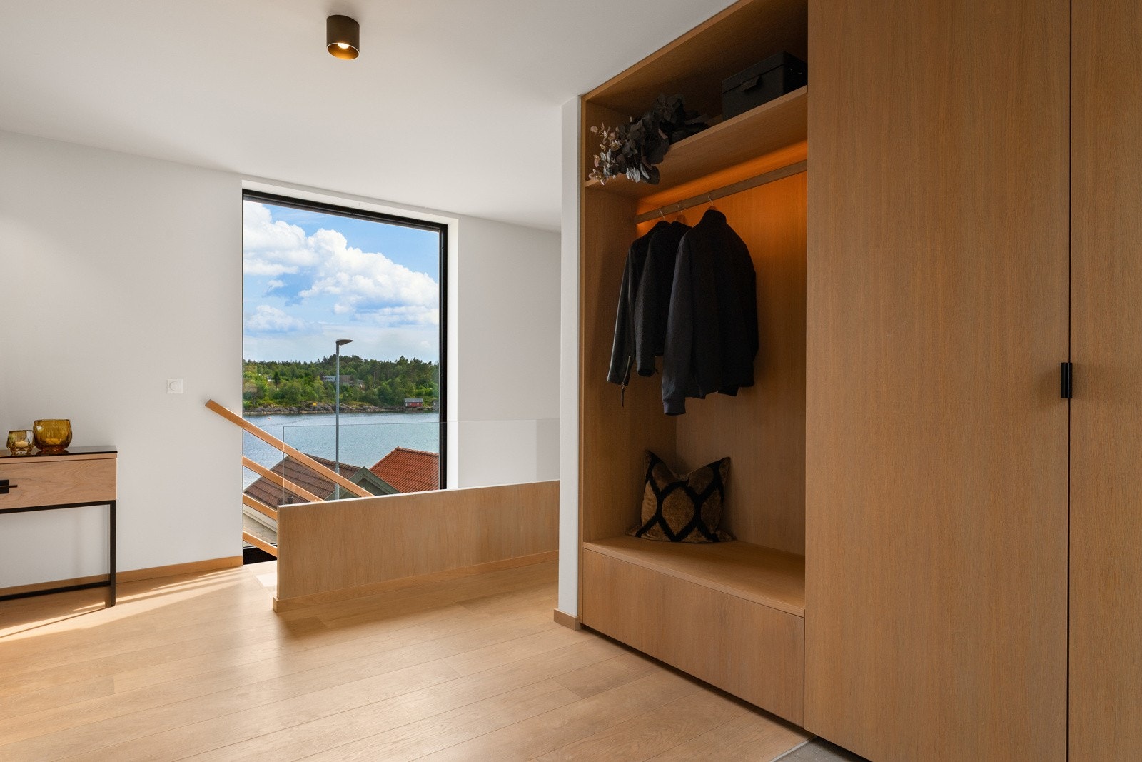 Den romslige hallen i førsteetasje har påkostet garderobeløsning i eik Galleribilde