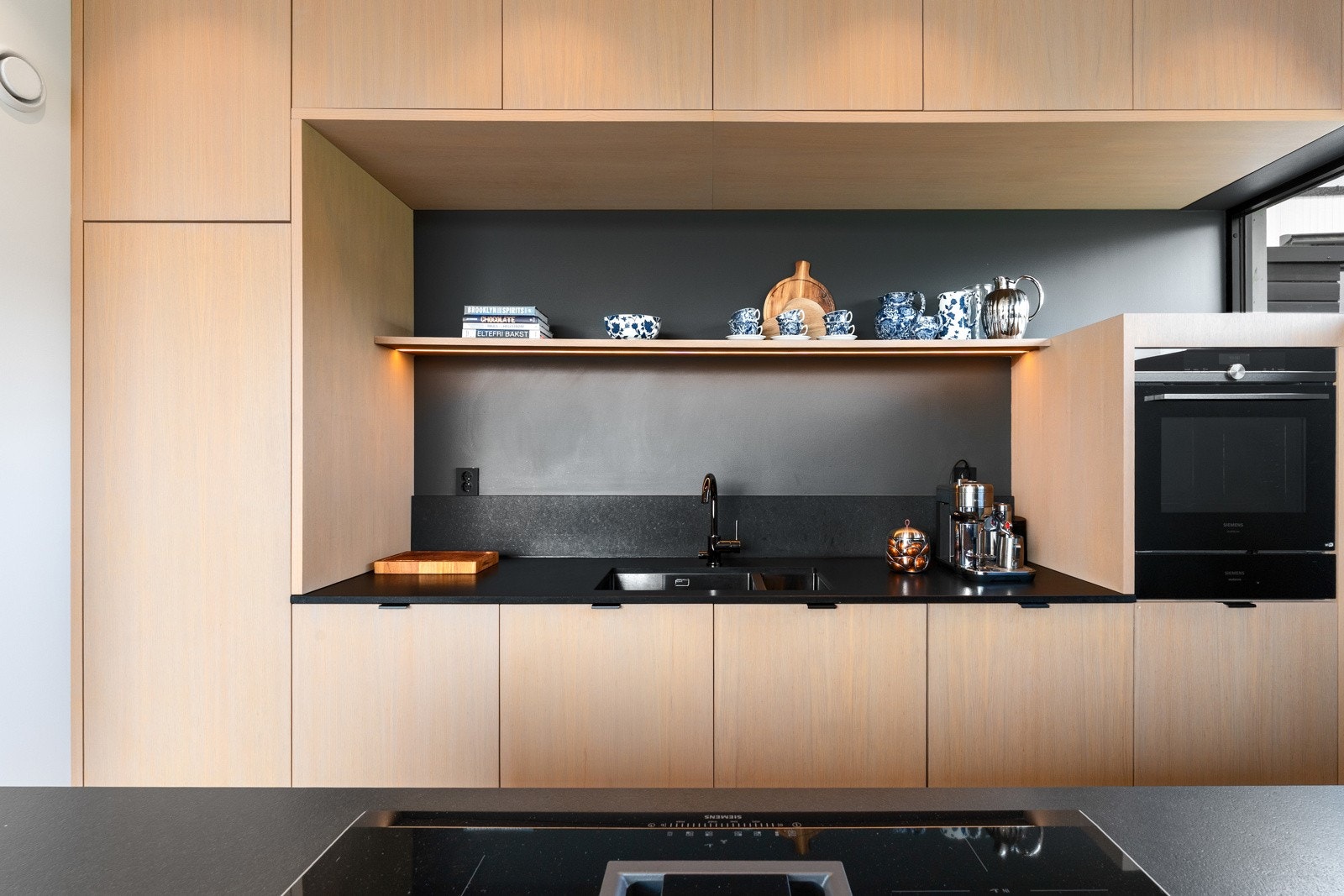 Integrert i innredning finner du både platetopp, stekeovn, varmeskuff, kjøleskap og oppvaskmaskin Galleribilde