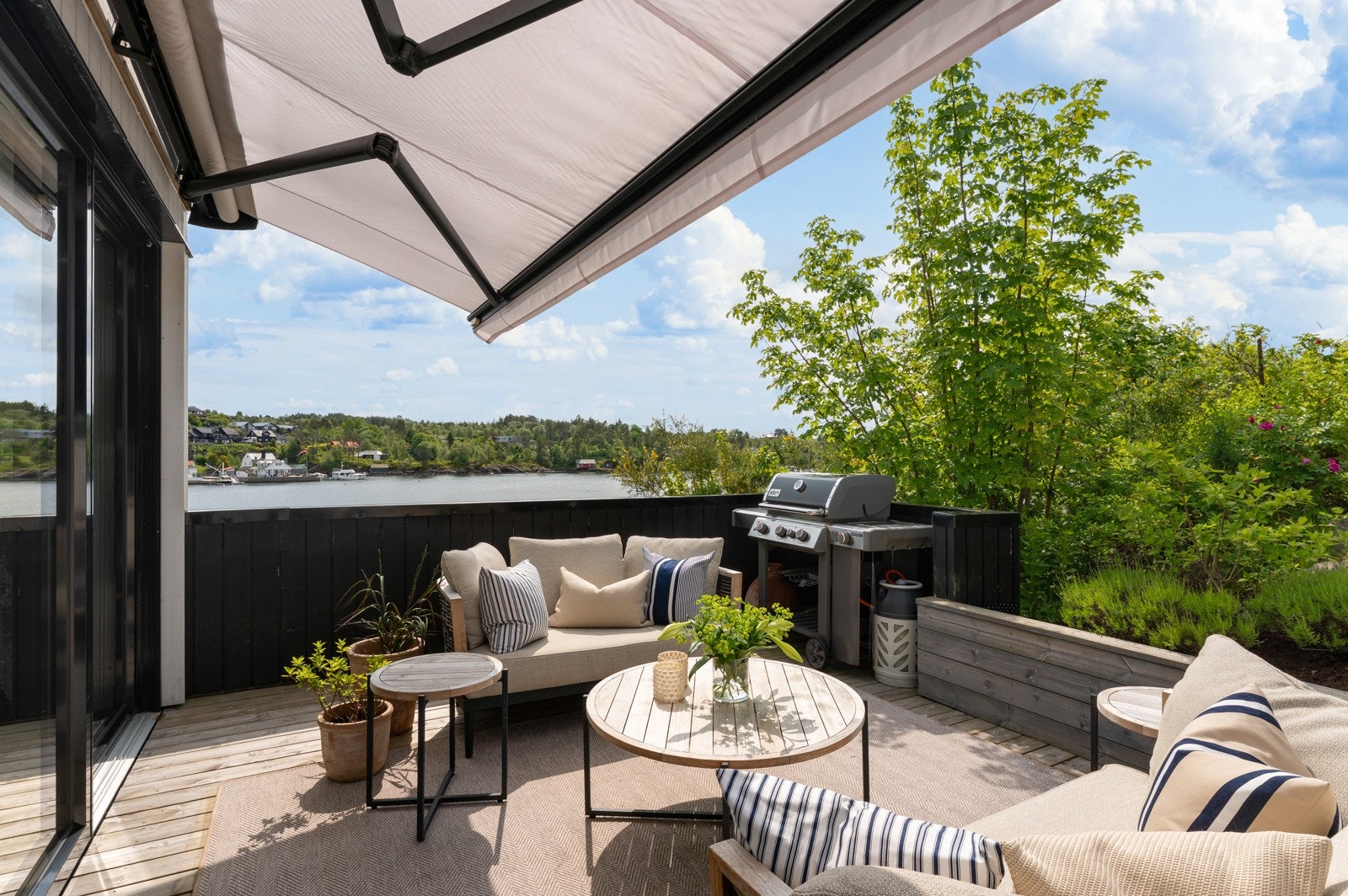 Terrassen har elektrisk markise som gir fin skygge på varme dager Galleribilde