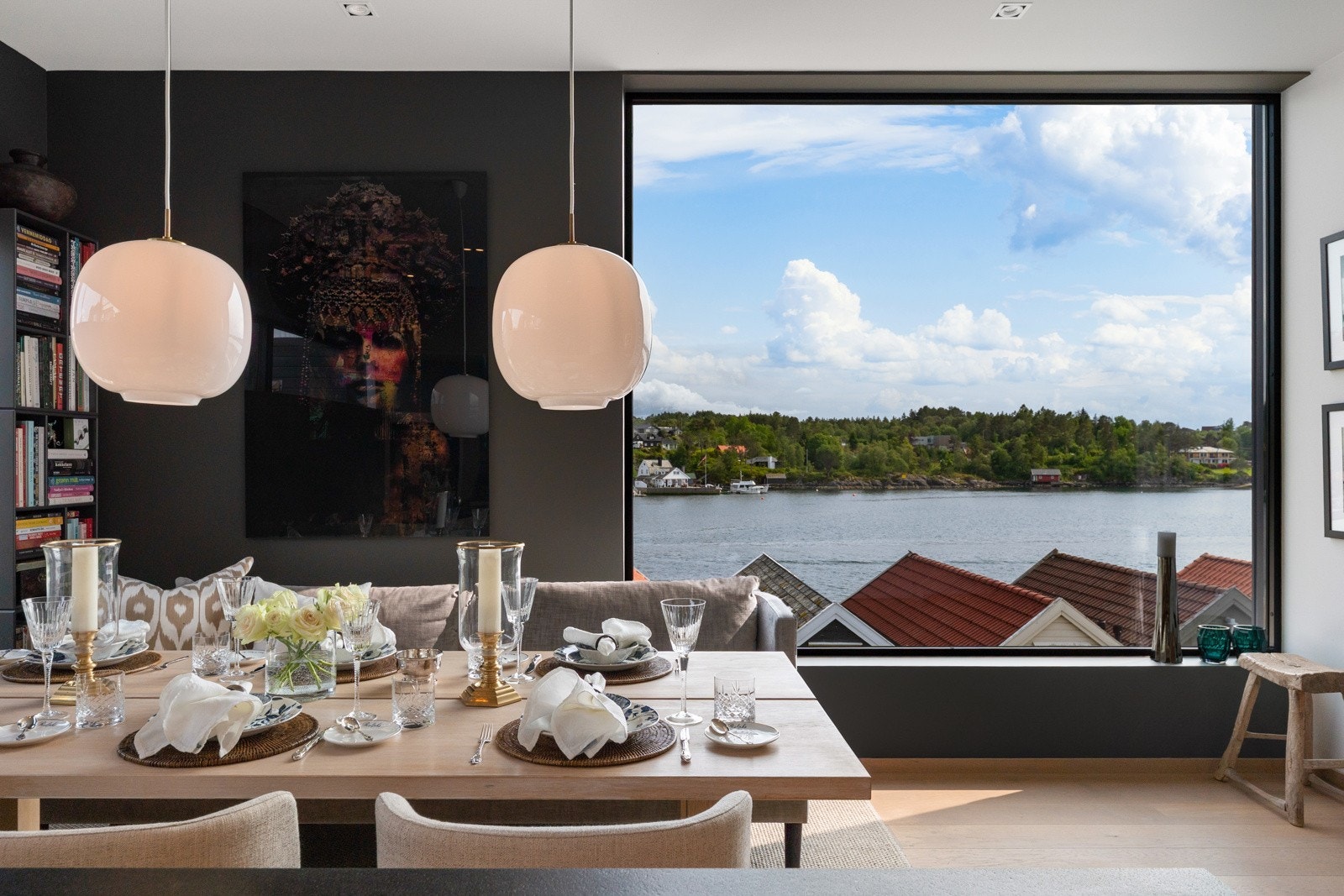 Fra både kjøkkenet og stuen er det fin sjøutsikt Galleribilde