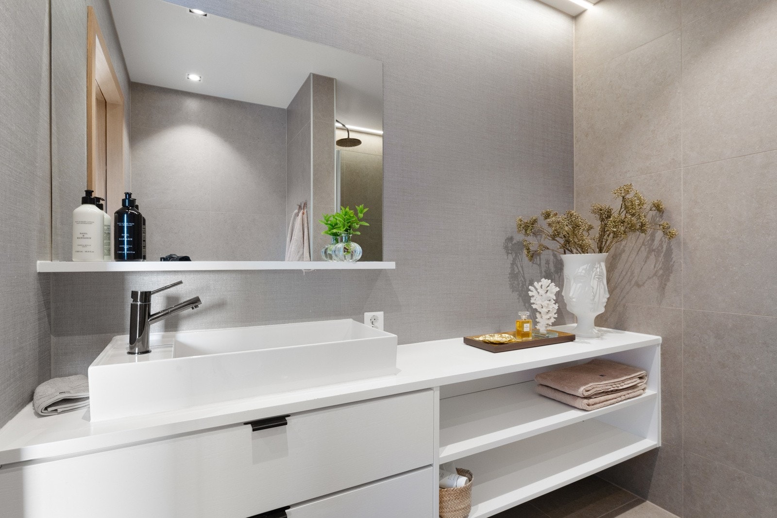 Baderomsinnredningen i boligen er spesiallaget til boligen Galleribilde