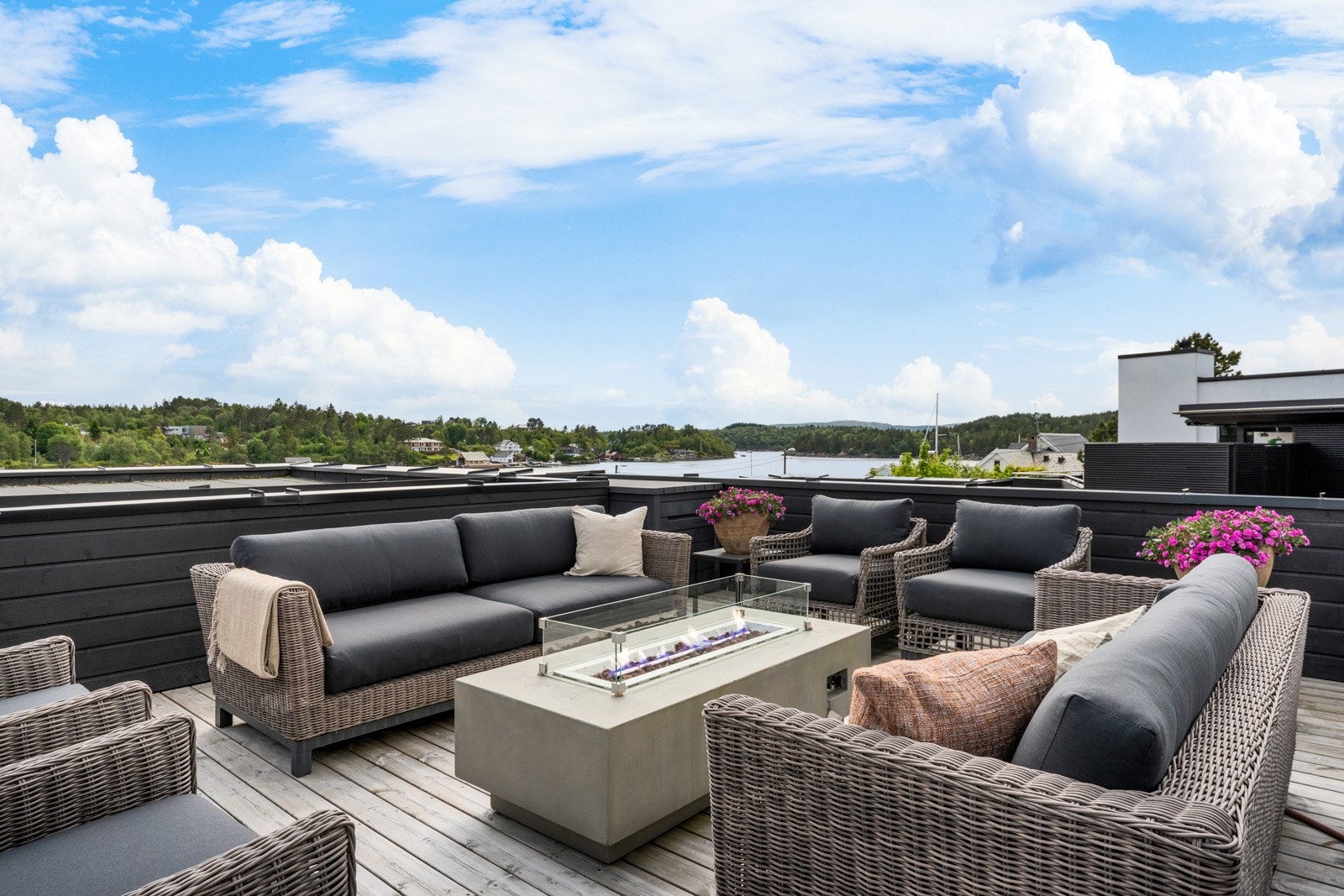 Eiendommen har til sammen 127 kvm terrasse - Sørvendt beliggenhet sørger for sol fra morgen til kveld Galleribilde