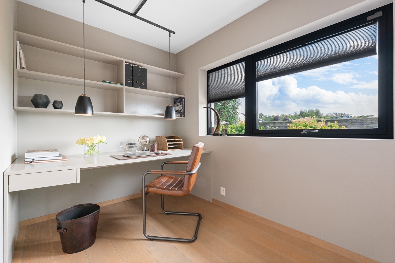 Det andre soverommet er i dag et godt hjemmekontor Galleribilde