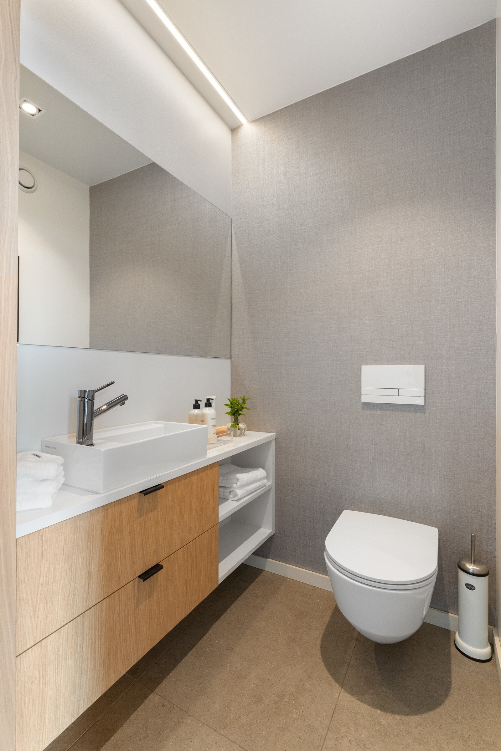 Ved hallen er det eget gjestetoalett, meget praktisk Galleribilde