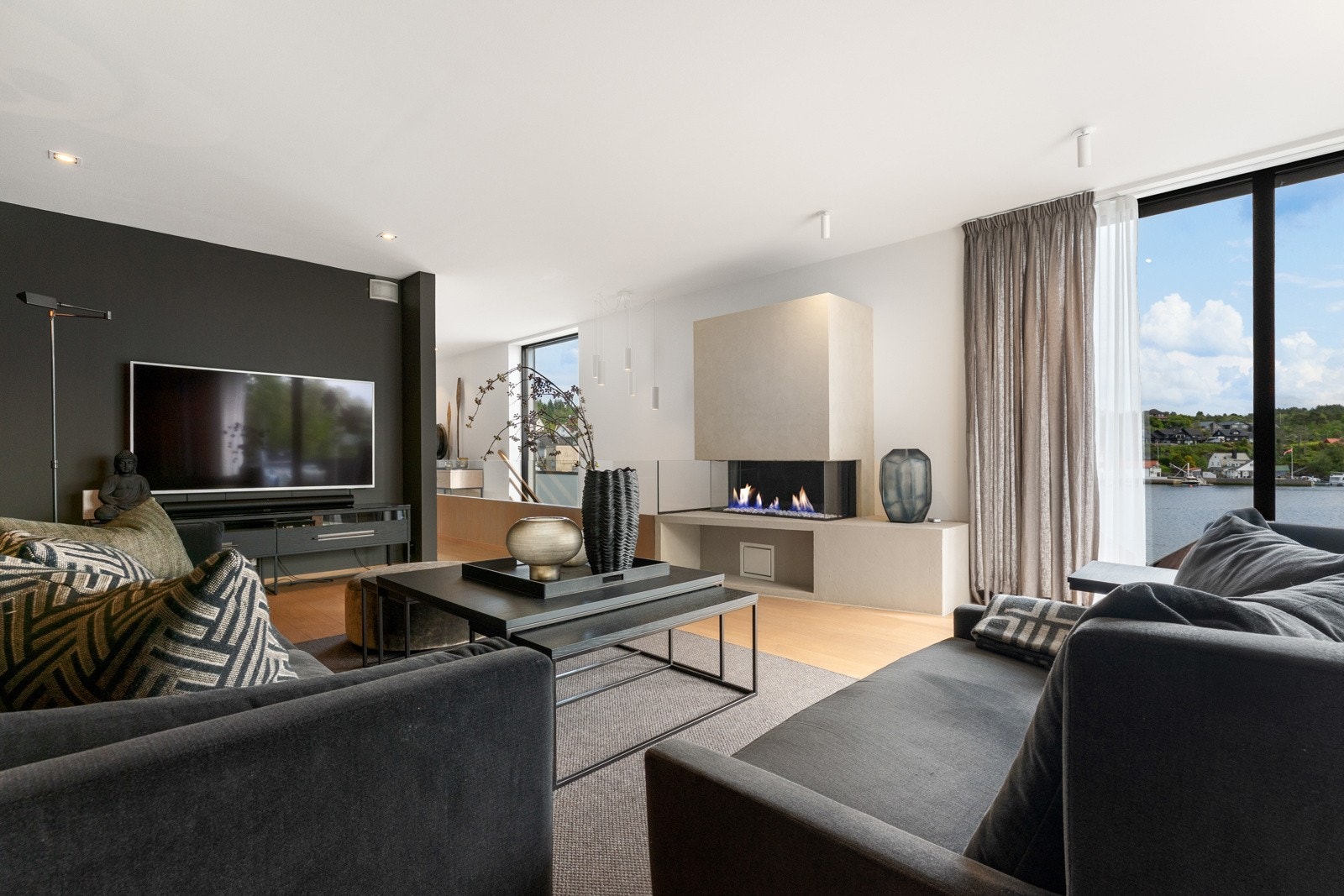 Stuen har rikelig plass til stor salong Galleribilde