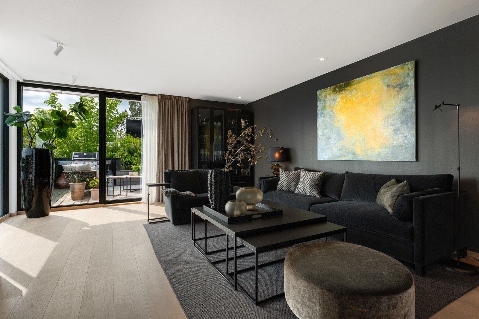 Både kjøkken, trapp, gulv, listverk, dører og baderomsinnredning er spesiallaget til boligen Galleribilde