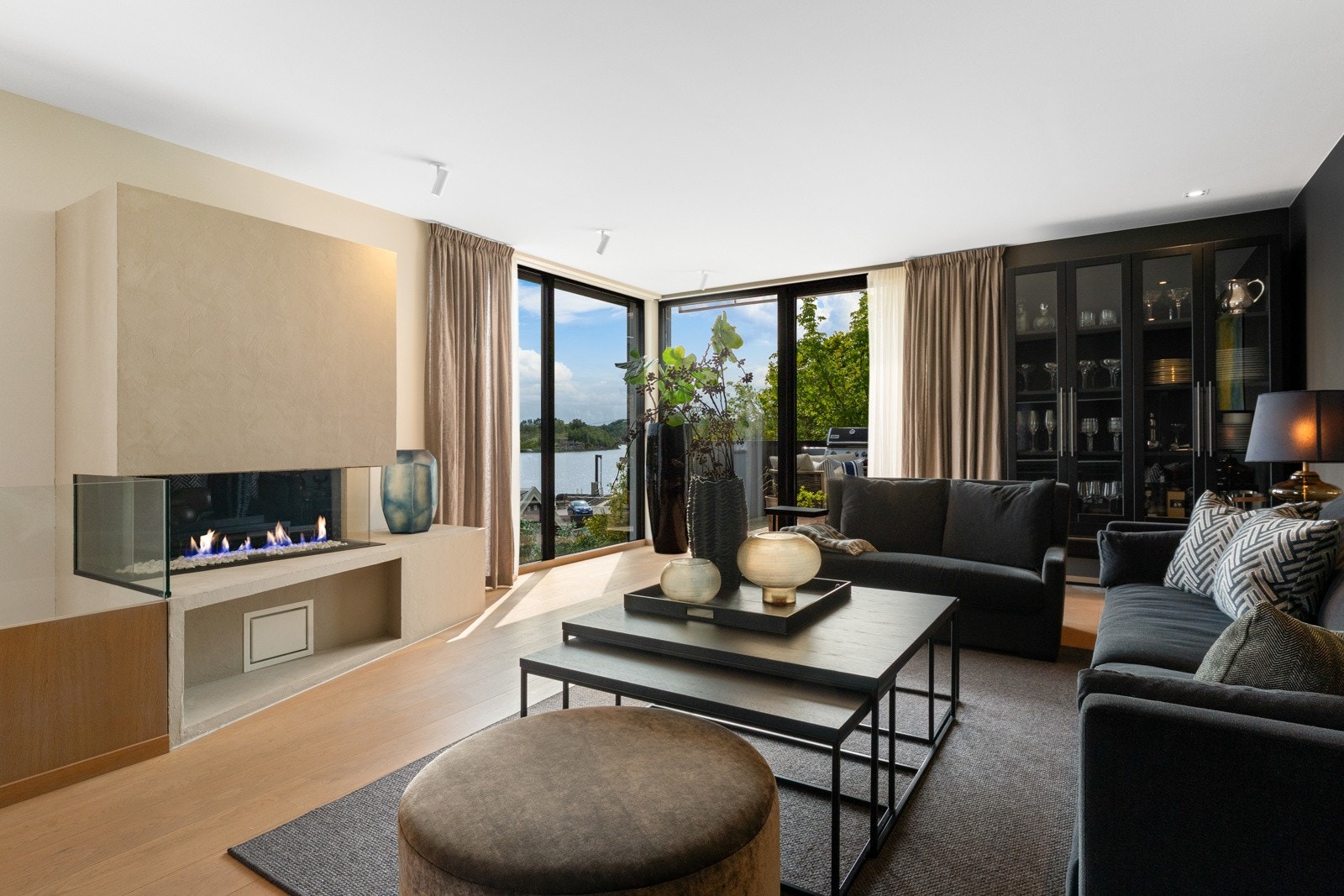 Boligen har lys, trivelig og romslig stue Galleribilde