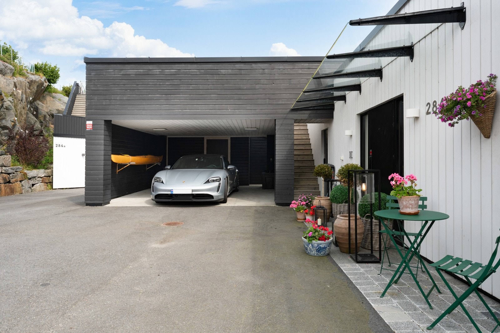 I bakkant av carporten og under trappen til takterrassen er det boder med god oppbevaringsplass Galleribilde