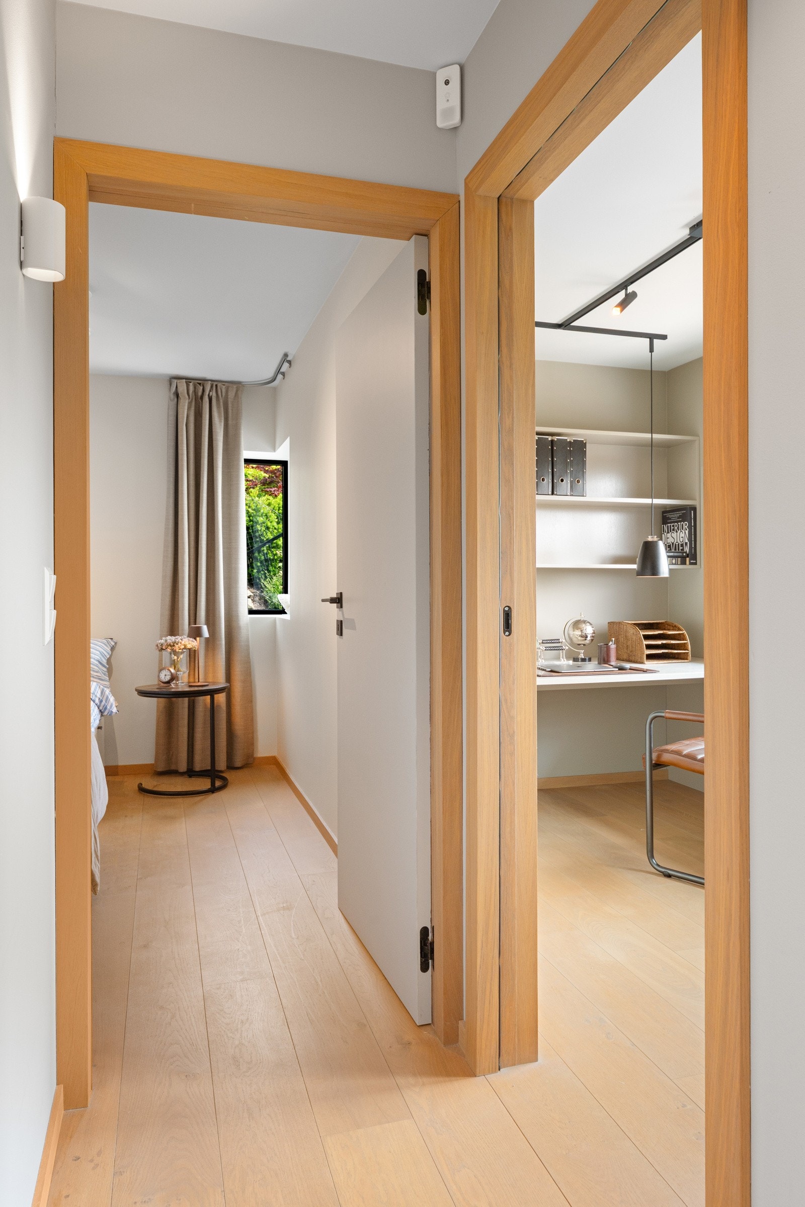 De mange små detaljene gir en skikkelig kvalitetsfølelse - Båder lister og dører er spesiallaget til boligen Galleribilde