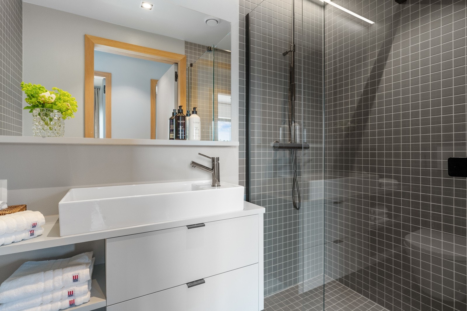 Vegg i vegg med badet er det også et separat vaskerom Galleribilde