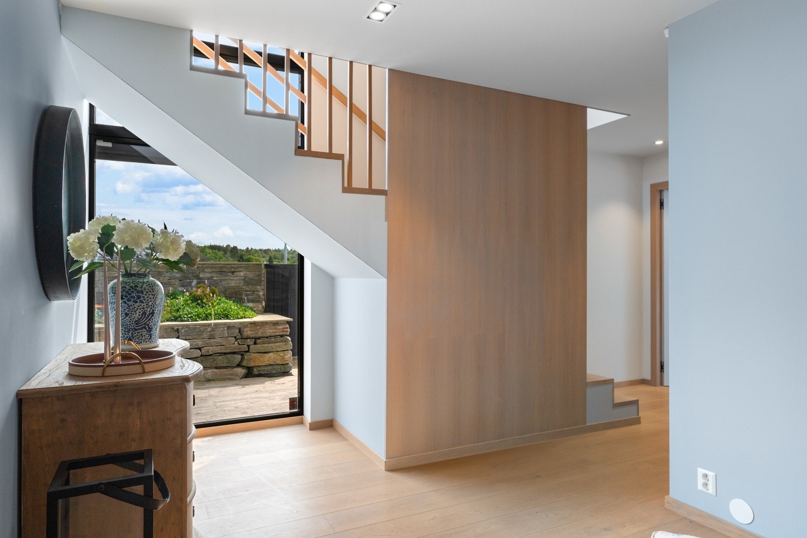 Rommene i underetasjen knyttes av en TV-stue Galleribilde