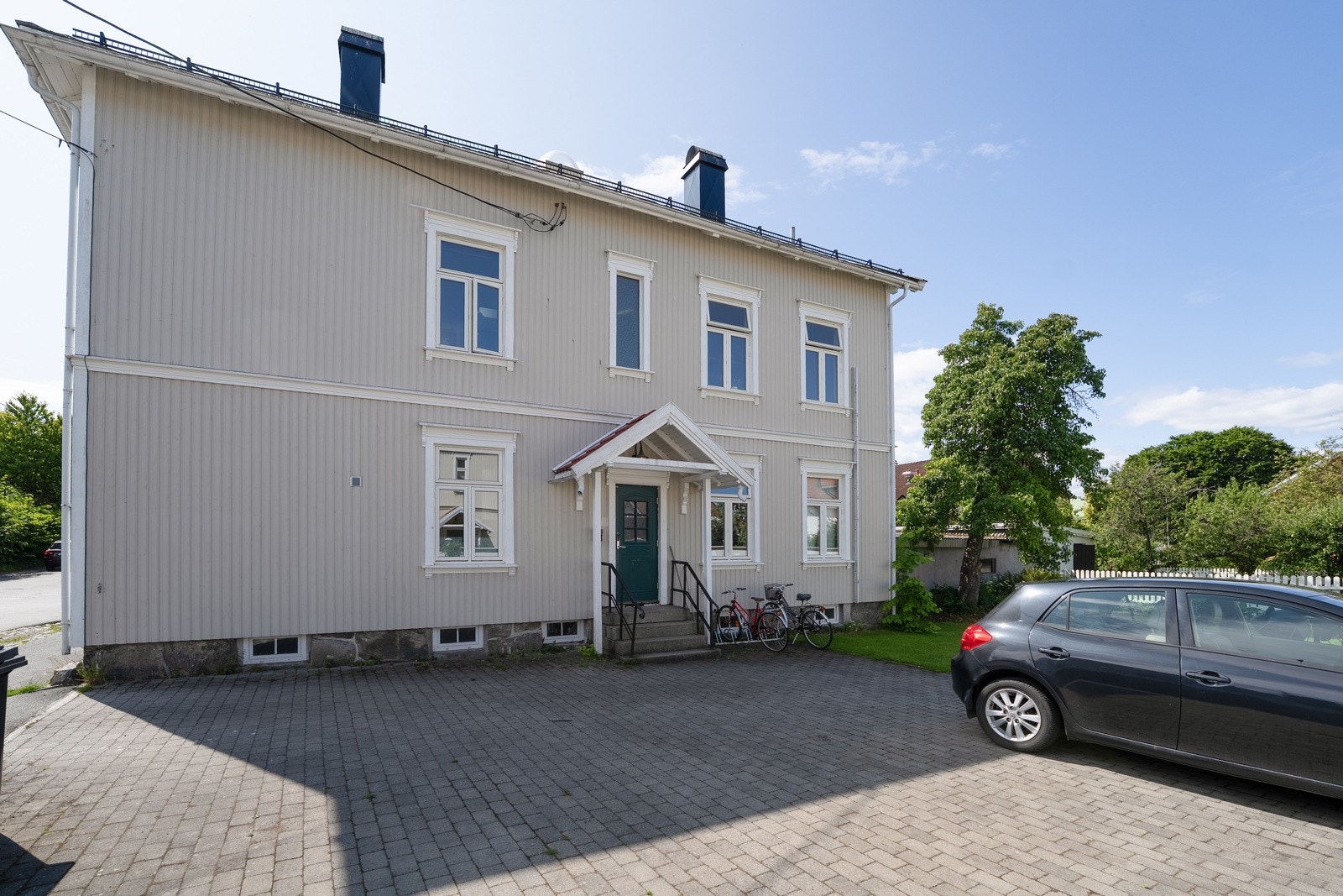 Herfra er alt av bymessige fasiliteter og servicetilbud lett tilgjengelig innenfor kort avstand - enten man skal møte venner, nyte et godt måltid, få unnagjort daglige gjøremål eller oppleve kulturelle begivenheter. Galleribilde