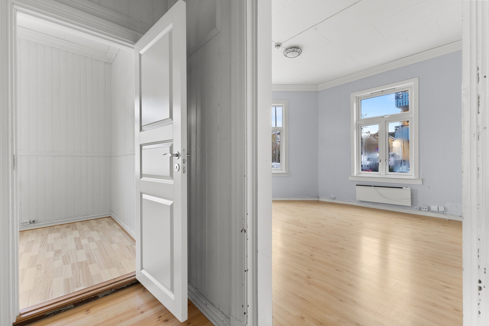 Boligen har en sosial stue med store vinduer som gir rikelig lysinnslipp. Galleribilde