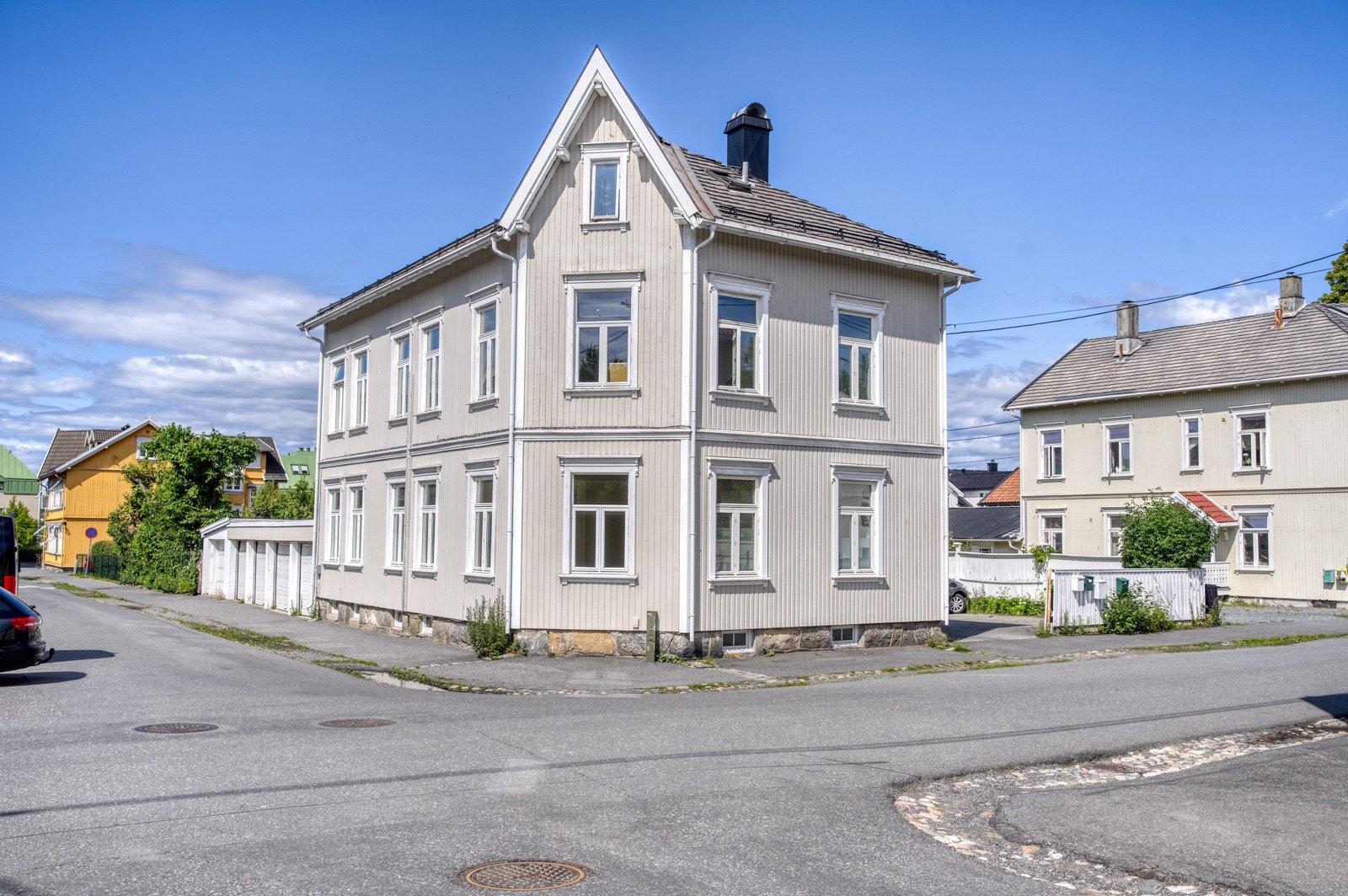 Eiendommen ligger meget sentralt, men samtidig tilbaketrukket på Skarmyra i Moss. Galleribilde