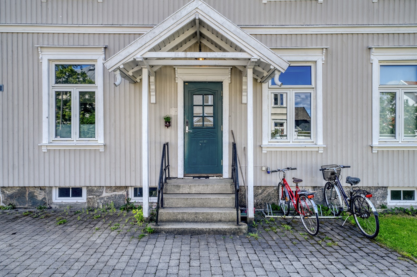 Velkommen til en sjarmerende 4-roms leilighet i Byfogd Sandbergs Gate 6! Dette er et perfekt hjem for deg som ønsker en lys og romslig bolig med nærhet til både byliv og natur. Galleribilde