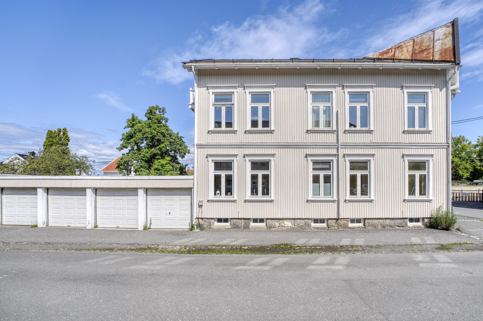 Det er 500 m til Moss stasjon med hyppige avganger mot Oslo og Halden, og fra kanalområdet er det også ferjeforbindelse over til Horten og Vestfoldbyene. Galleribilde