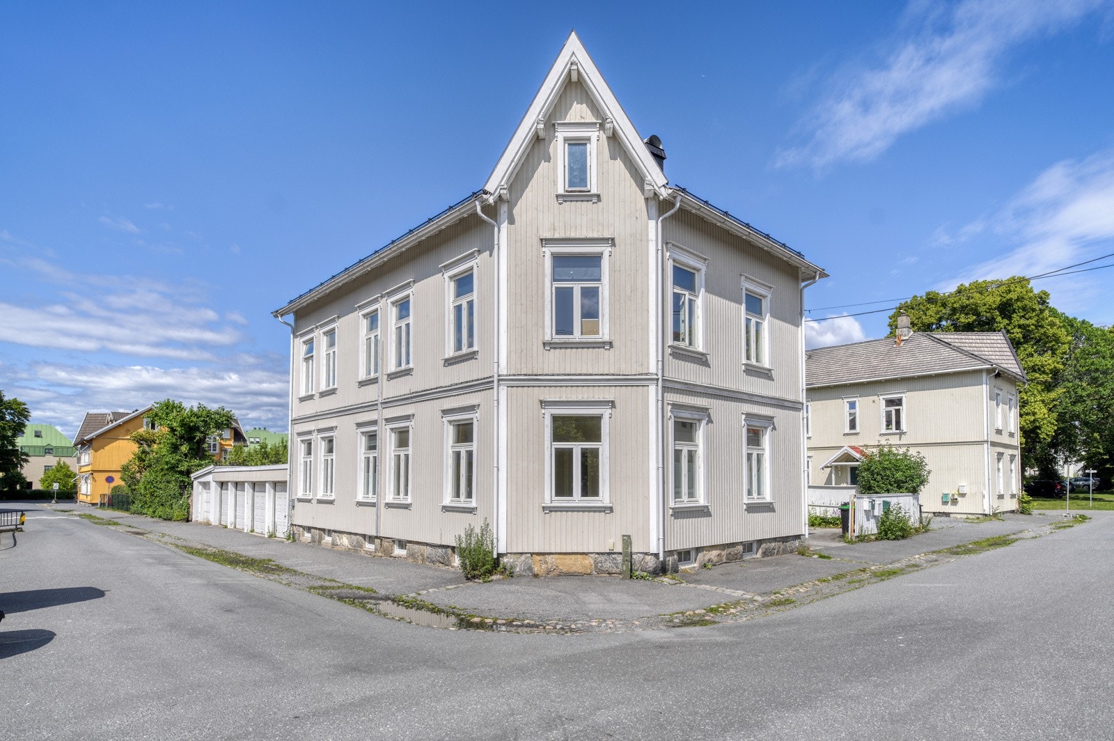 Det er 500 m til Moss stasjon med hyppige avganger mot Oslo og Halden, og fra kanalområdet er det også ferjeforbindelse over til Horten og Vestfoldbyene. Galleribilde