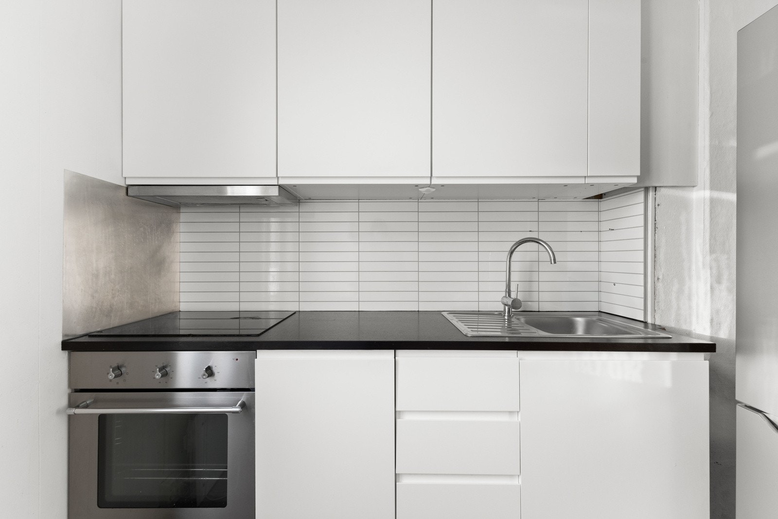 Innredningen har glatte fronter og laminert benkeplate, og kjøkkenet er utstyrt med platetopp, stekeovn, oppvaskmaskin og kjøl-/fryseskap. Galleribilde