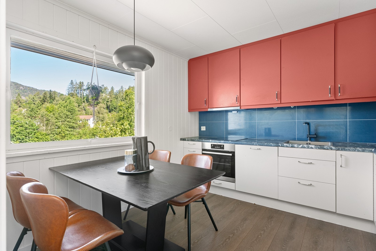 Kjøkken med plass til spisebord. Galleribilde