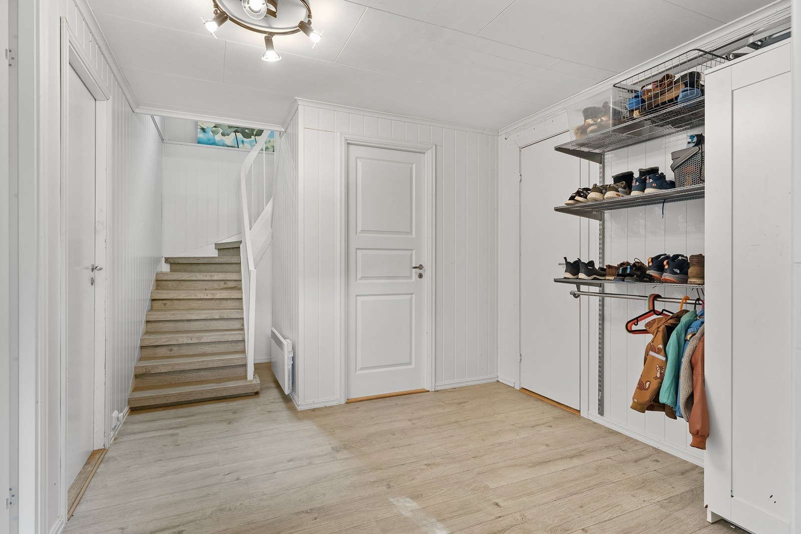 Gang/ hall med toalettrom og adkomst til leilighet. Galleribilde